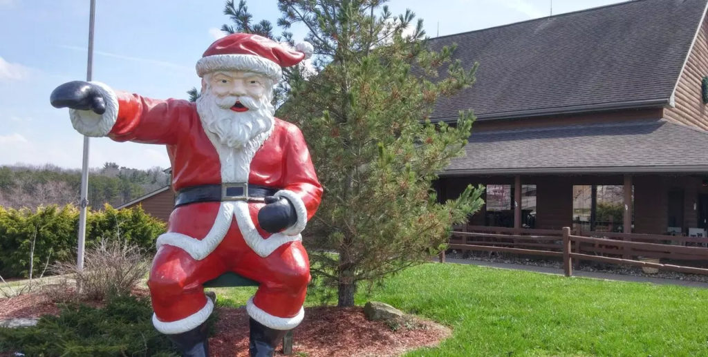 Santa's Lodge hotel near Holiday World