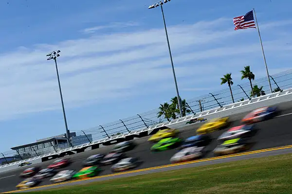 Cars zipping around the track at the Daytona 500.