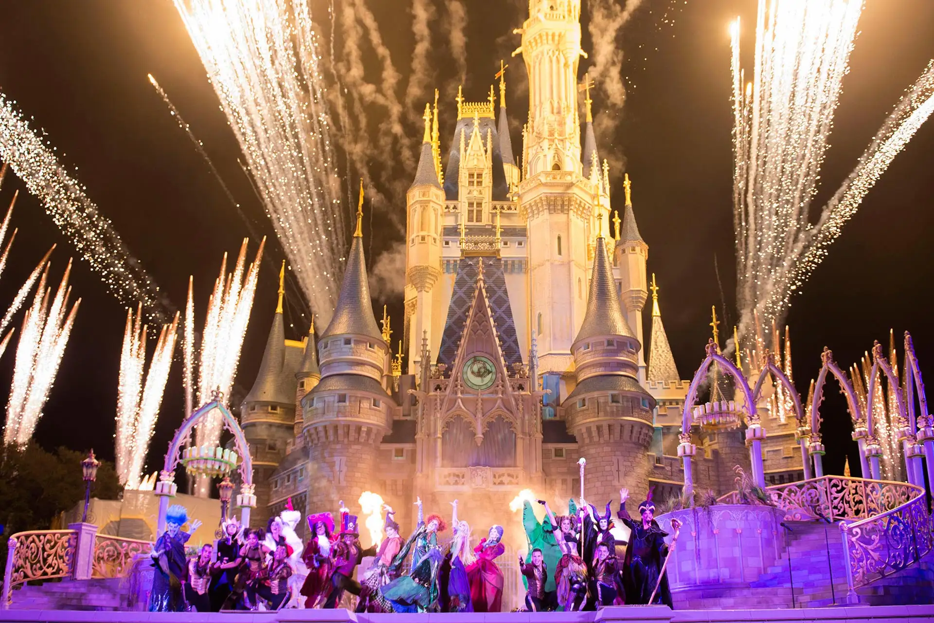 'Hocus Pocus Villain Spelltacular' Show during Mickey's Not-So-Scary Halloween Party at Disney