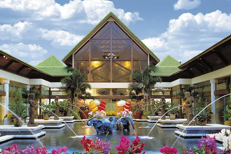 Loews Royal Pacific Resort; Courtesy of Universal Orlando Resort