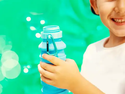 boy holding que water bottle