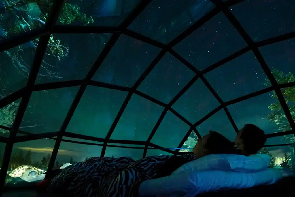 Overnight in a glass igloo